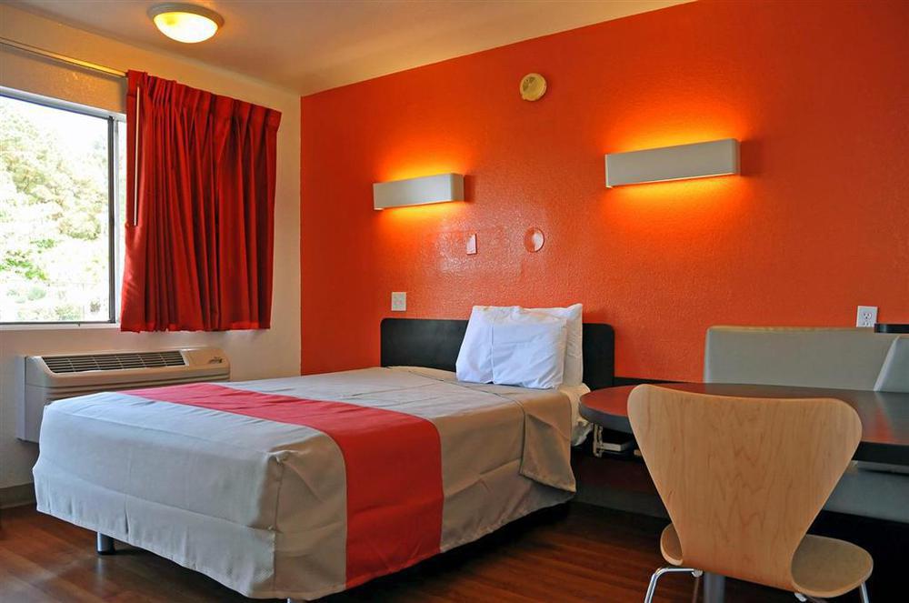 מונטגומרי Rodeway Inn חדר תמונה